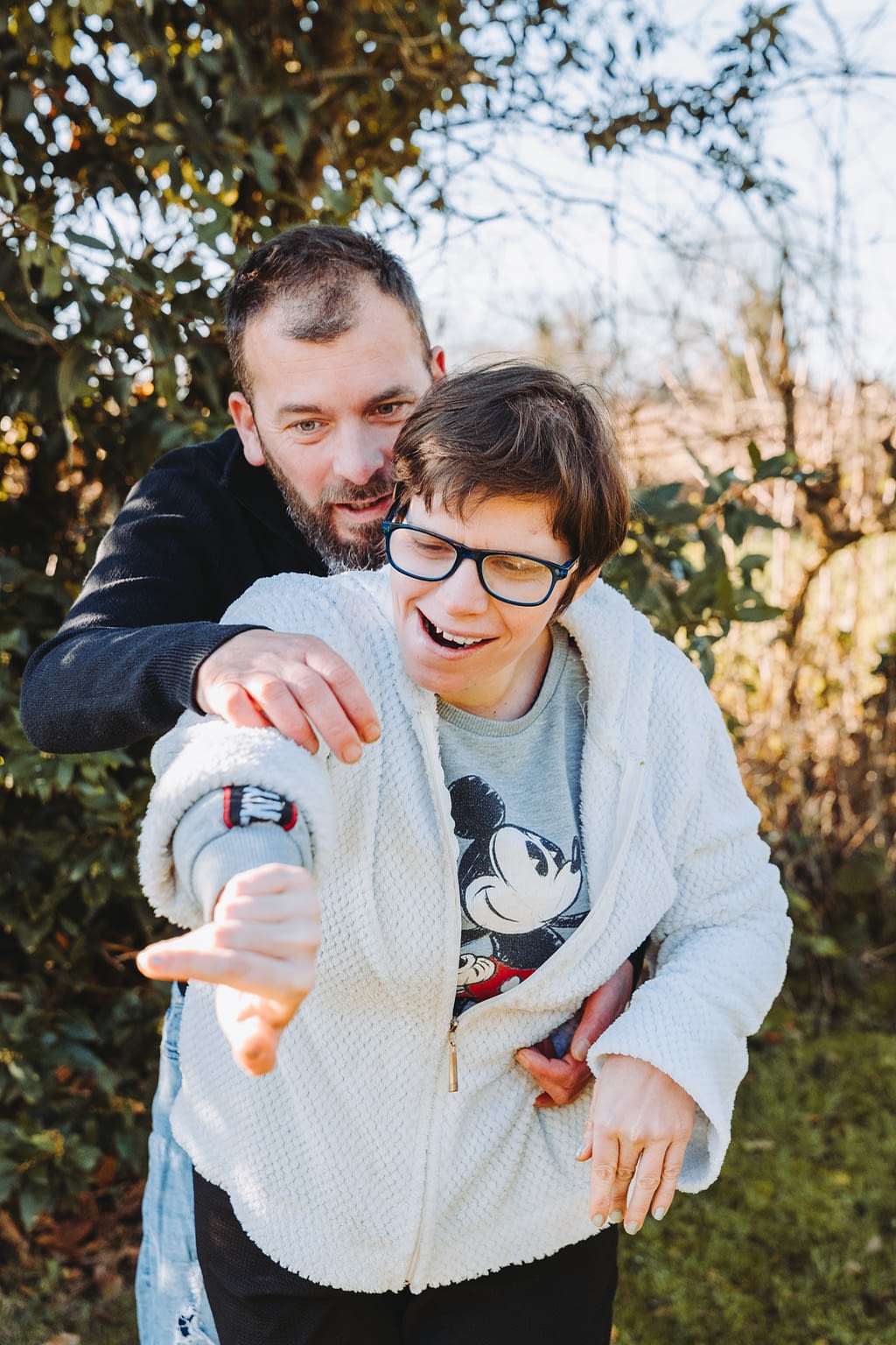 Photographie de deux adultes un frère et sa soeur handicapée qui joue lors d'une séance photo