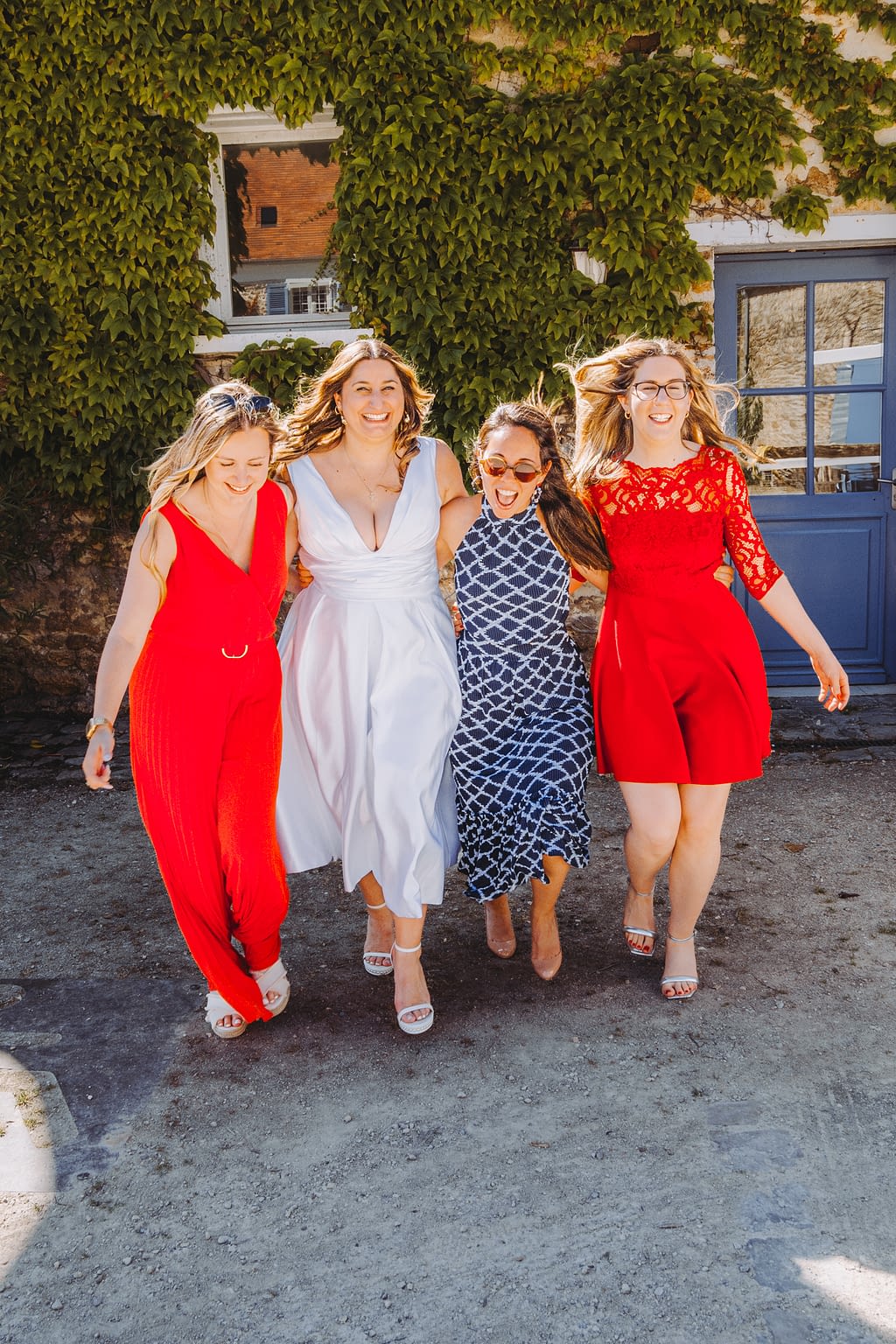Photo de groupe d'une mariée avec ses 3 copines en train de courir