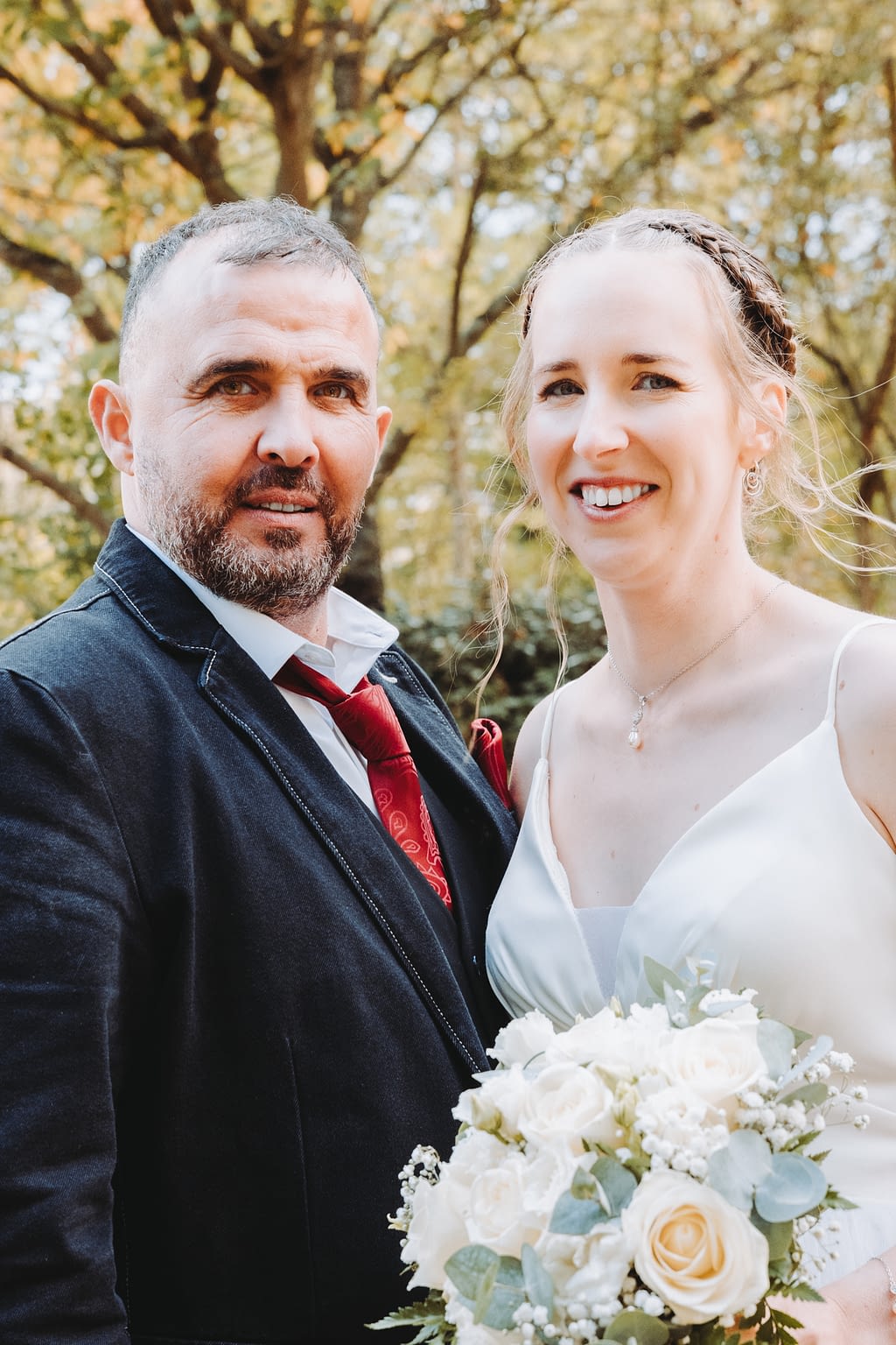 Photographie traditionnelle d'un couple de jeunes mariés