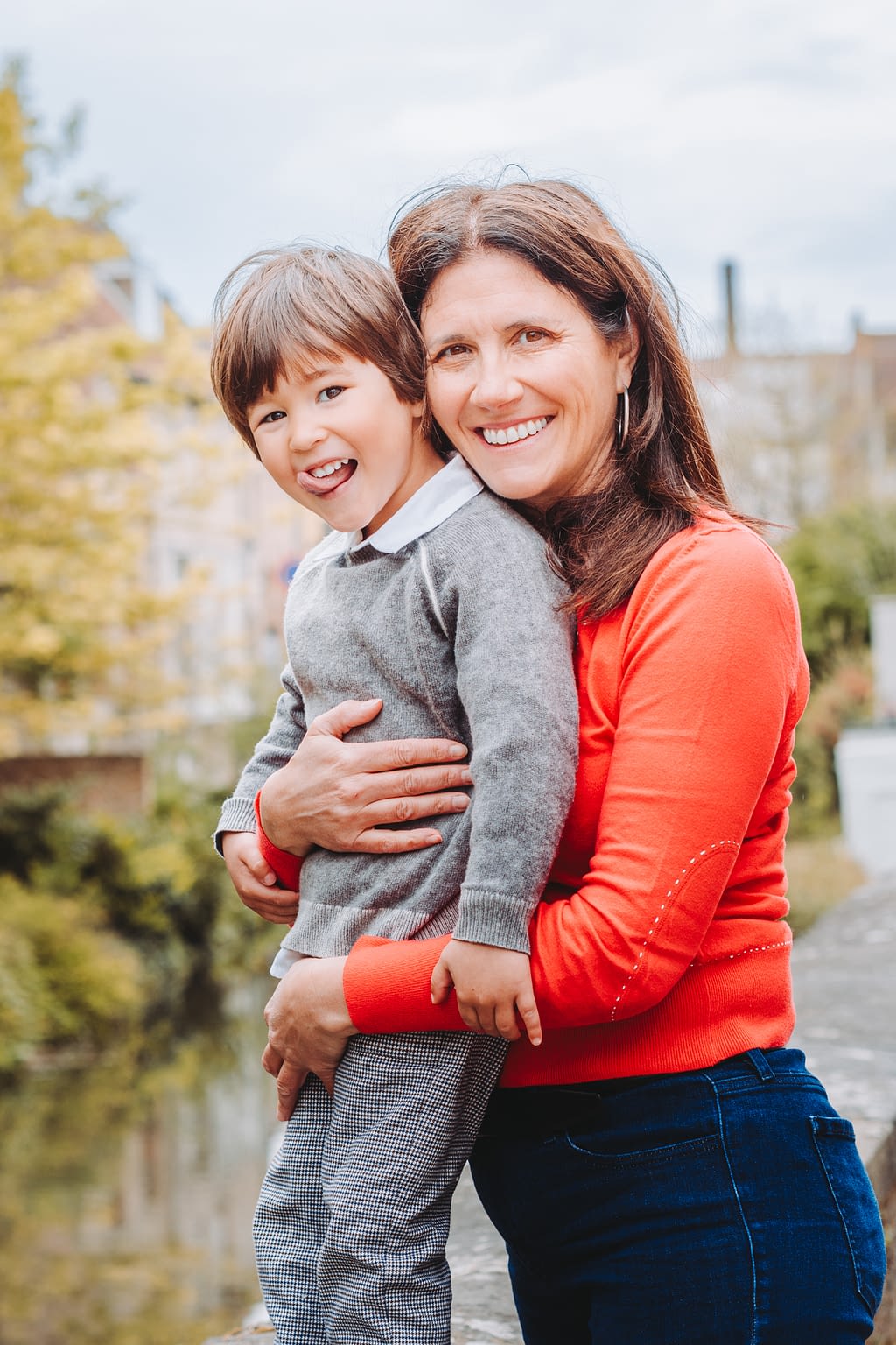 Photographie d'une maman et son petit garçon sur le canal de Bruges