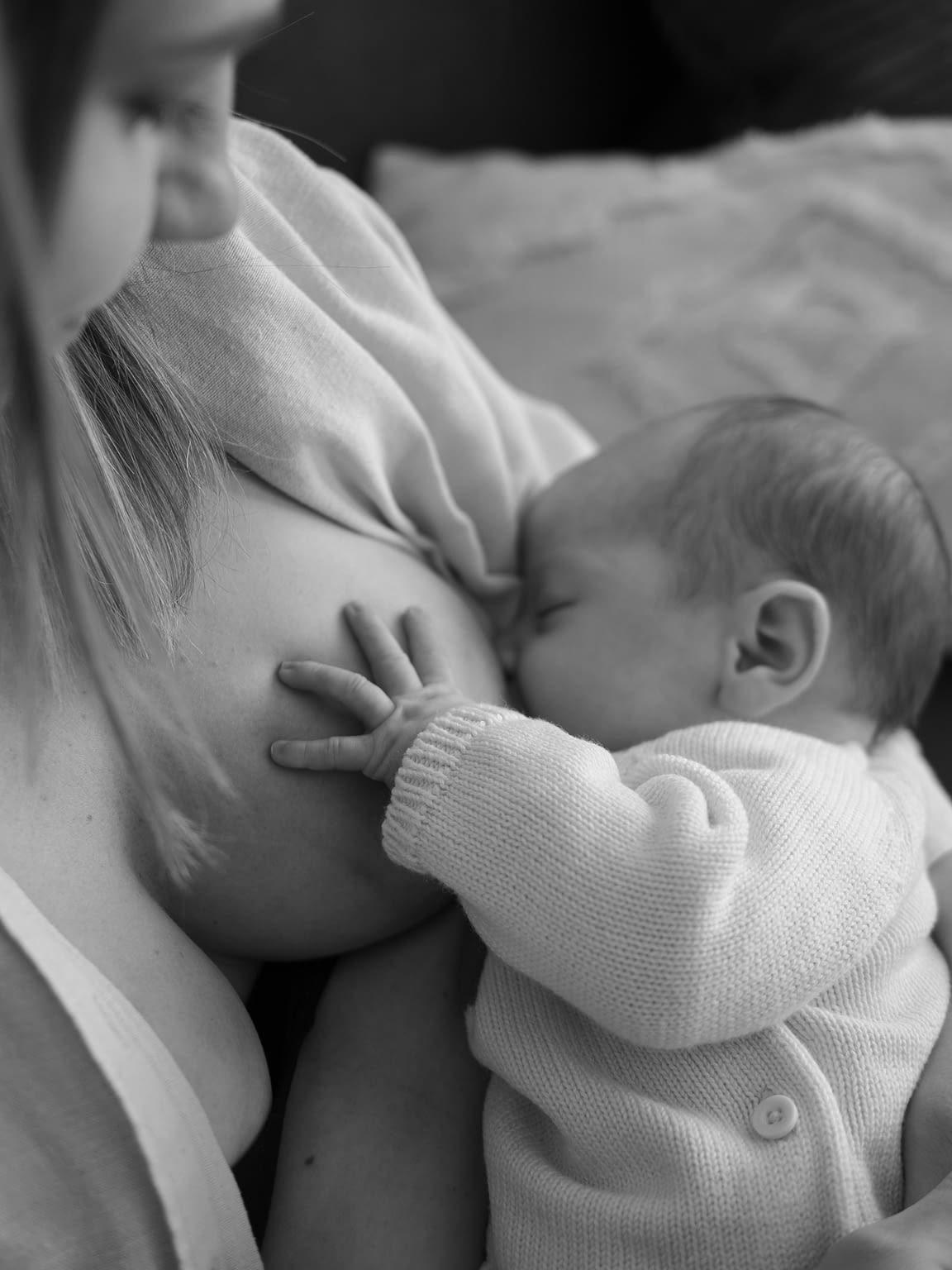 Photographie d'une maman et son bébé qui tete