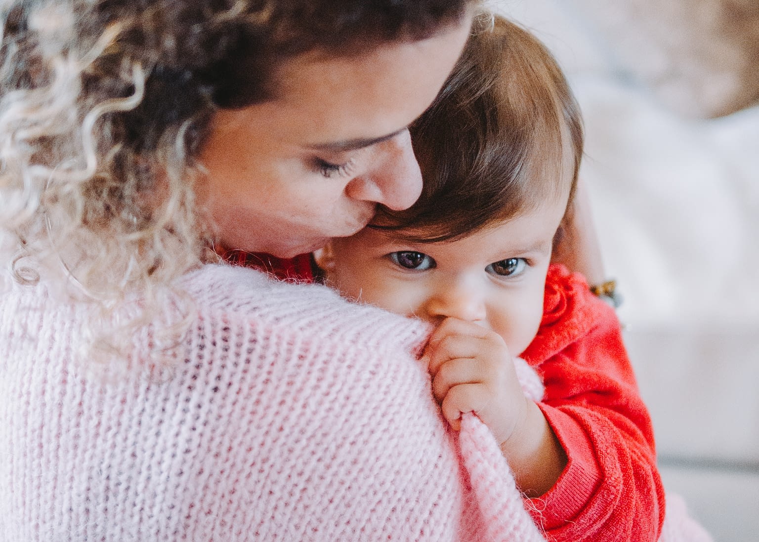Photographie d'une maman et sa fille qui lui fait un calin.