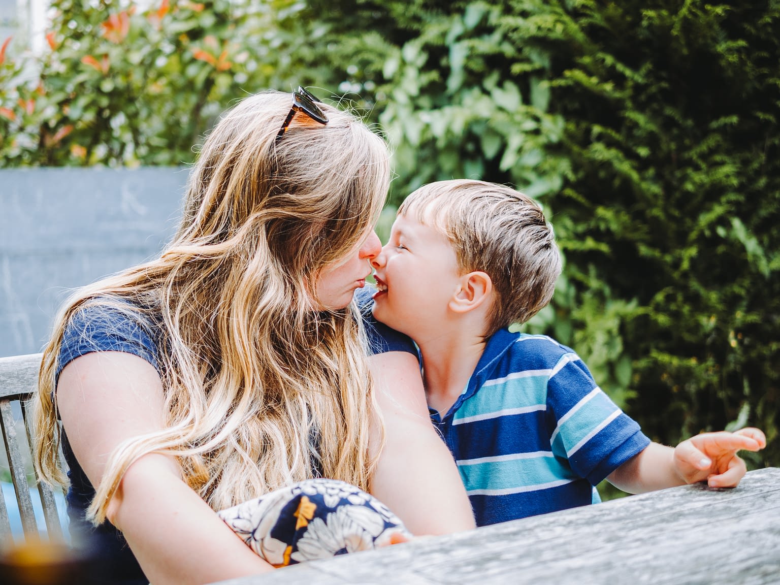 Photographie d'une maman et son fils en train de se faire un bisous de nez